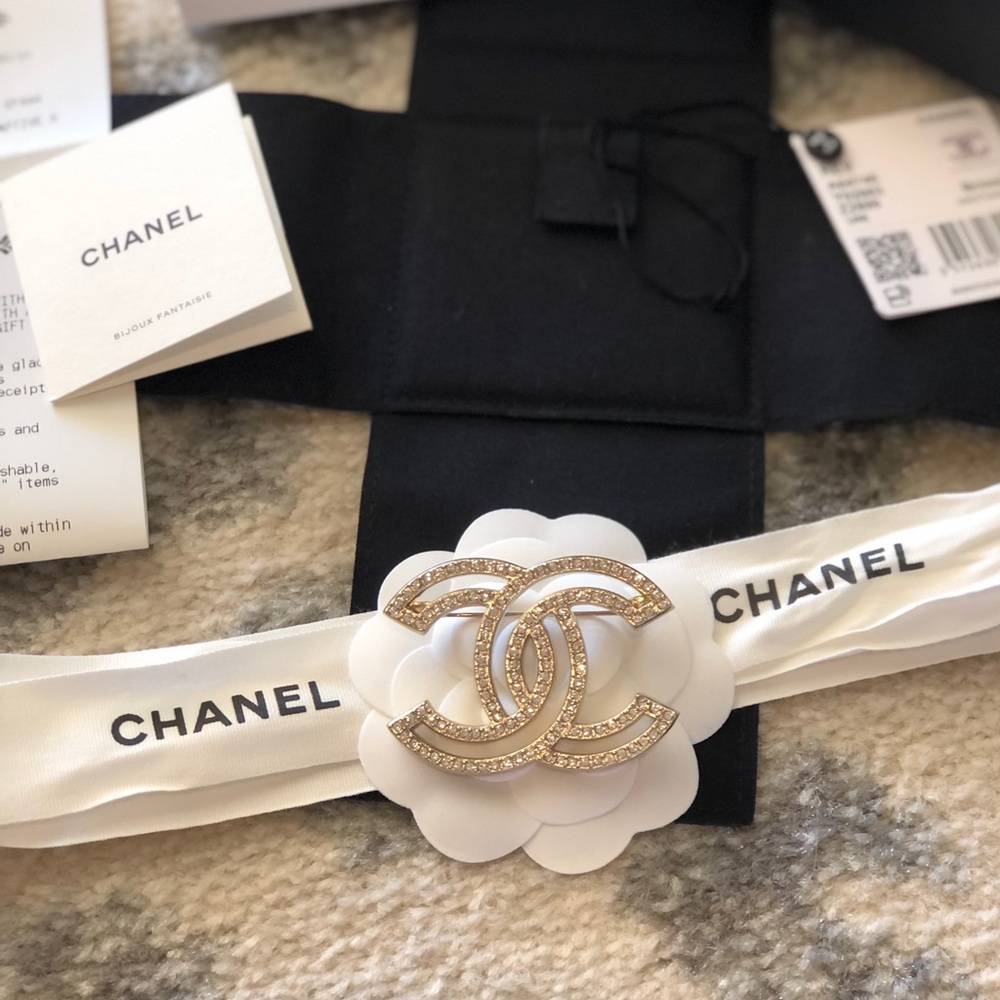 ❌SOLD❌CHANEL 21B Gold & Crystal XLarge Brooch NEW - Picture 4 of 17
